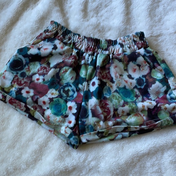 Pants - Women’s flower shorts